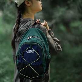 撞色户外双肩包男女轻便徒步登山包防泼水休闲旅行背包13寸电脑包