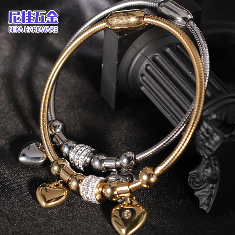 Pulsera magnética de acero de titanio con corazón de melocotón, diseño de lujo ligero y brillo elegante