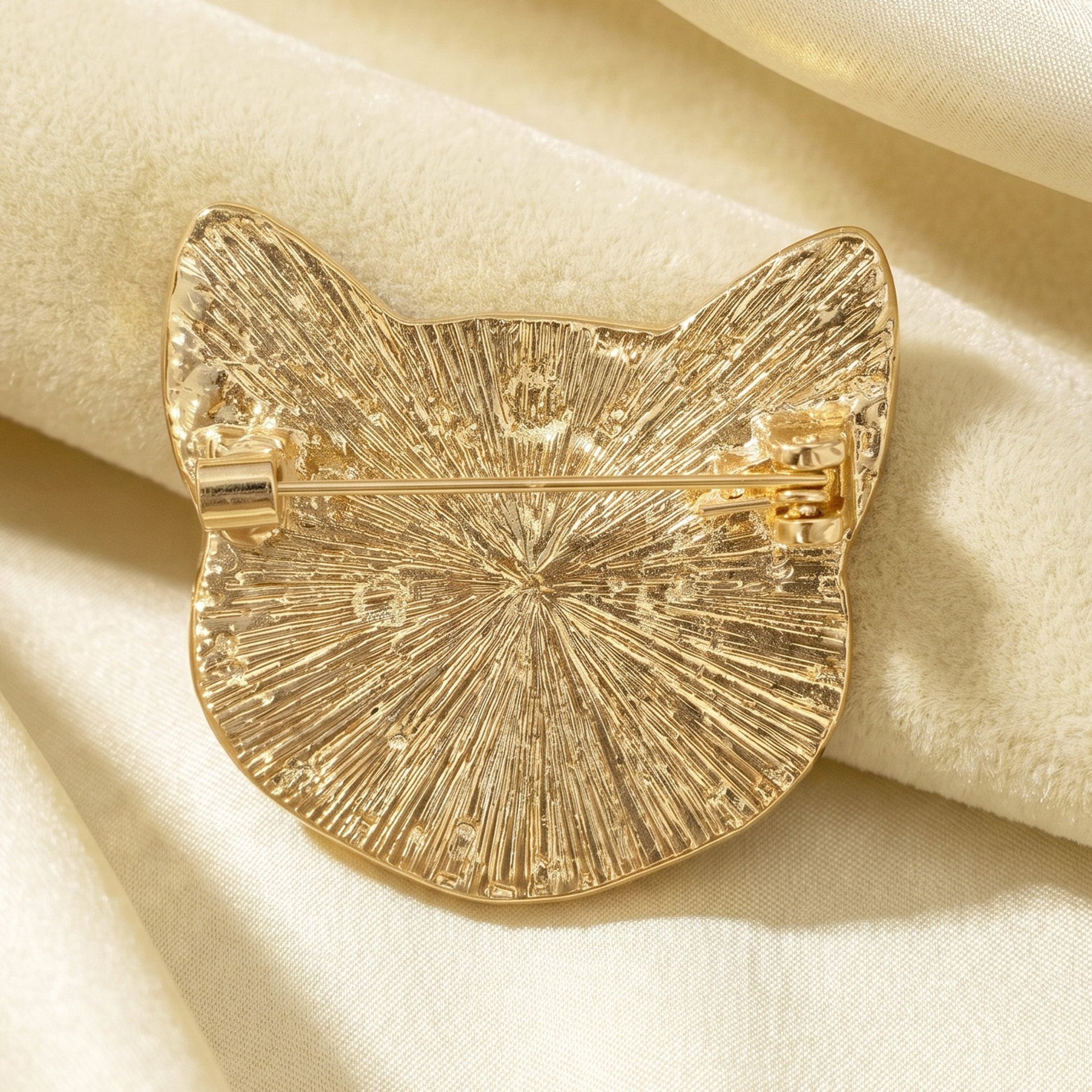 Korean-Style Alloy Enamel Brooch with Diamonds in the Shape of a Cat, Cute and Fun, Versatile Accessory for Women's Clothing: Br5805