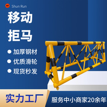 ����·���ƶ������׶�԰ѧУ�ſڷ�ײ�����˴��־�������������վ