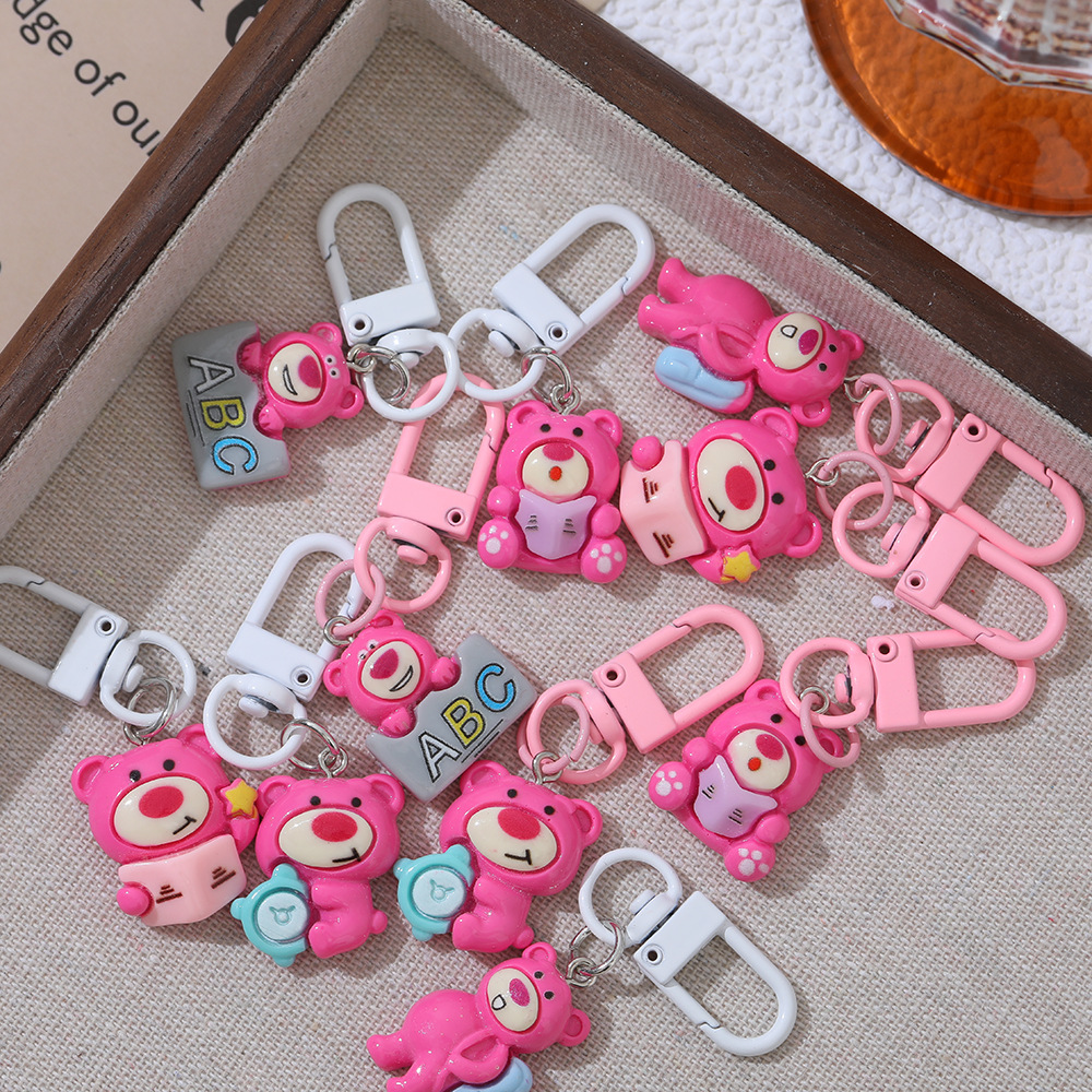 Dibujos animados rosa fresa oso llavero colgante ins estilo mochila lápiz caso pequeño colgante novias regalo joyería Accesorios