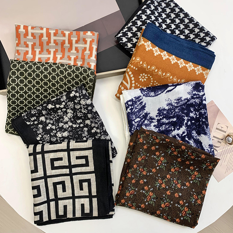 Bufandas de seda cuadrada alta sensación2025 nuevo estilo retro impresión de moda elegante seda de imitación bufandas de cuello bufandas de seda al por mayor
