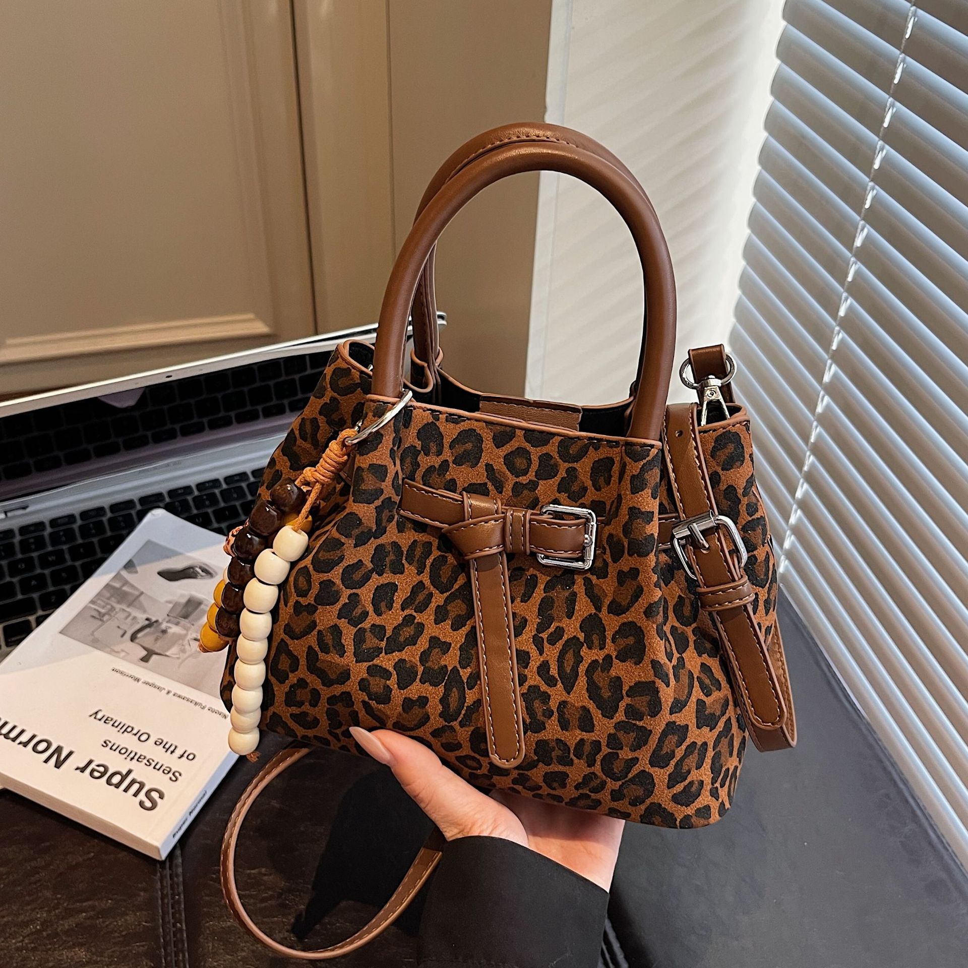 Otoño y invierno retro leopardo bolso de cubo 2025 sensación de alta calidad de mujer de cuero de seda de viaje multicasable bolso de mano casual