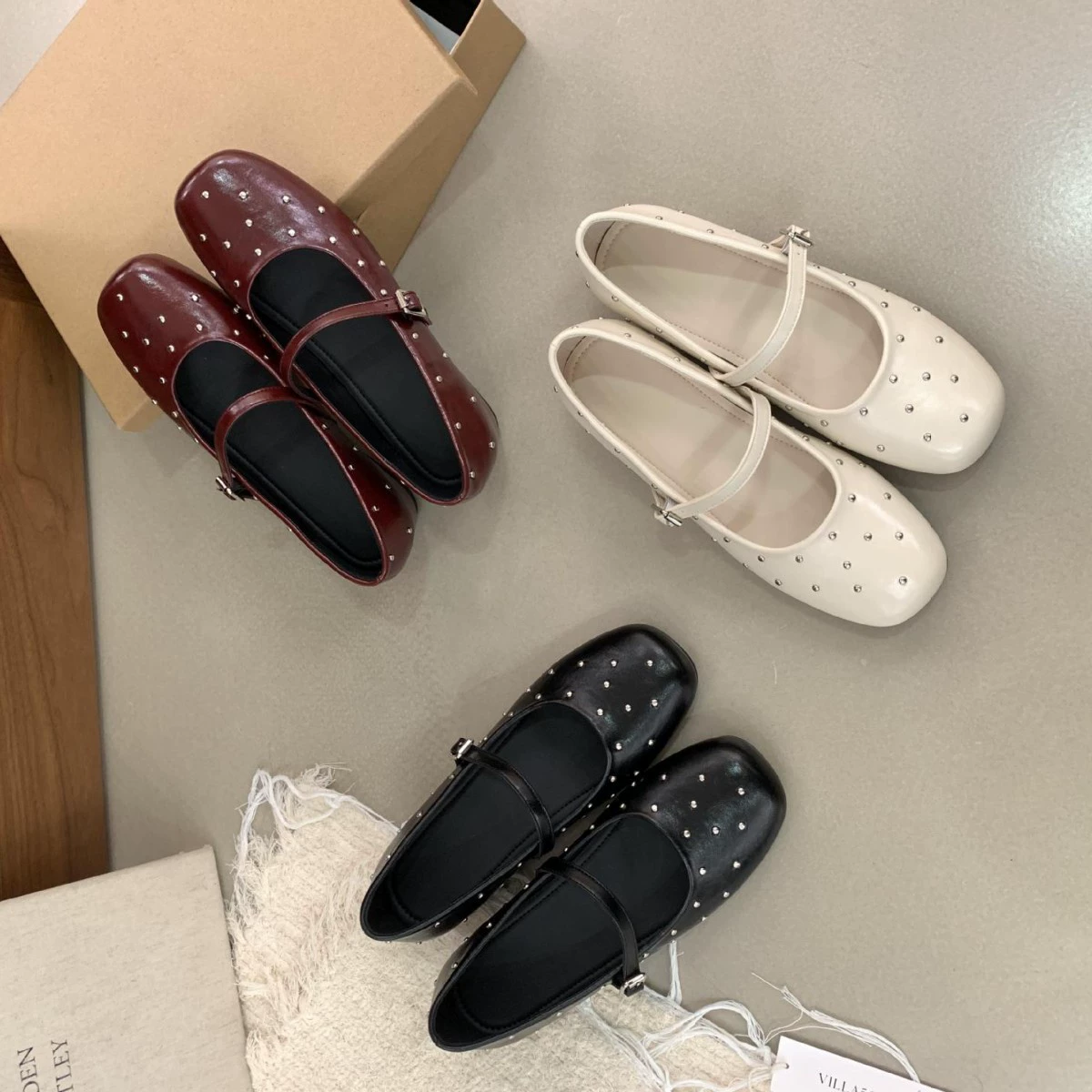 2025 новые стильные балетки с заклепками для женщин, весенне-осенние туфли Мэри Джейн с одной линией застежки и неглубоким вырезом