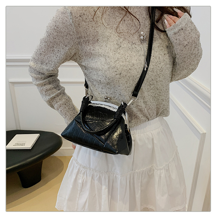 Fashionable and unique flap shell bag 2025 new style, versatile commuter shoulder bag, versatile handbag, stylish crossbody bag undefined