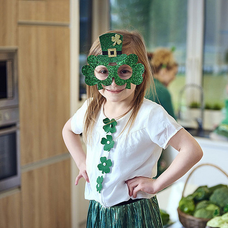 Día de San Patricio tema trébol tocado de cabeza irlandés fiesta de cerveza gafas decorativas de trébol