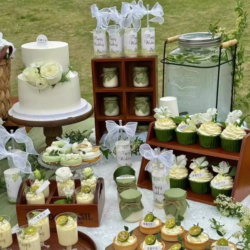 Десертный стол для свадьбы в лесу, небольшой свежий зеленый и белый свадебный банкет на открытом воздухе, десертный стол, украшение торта