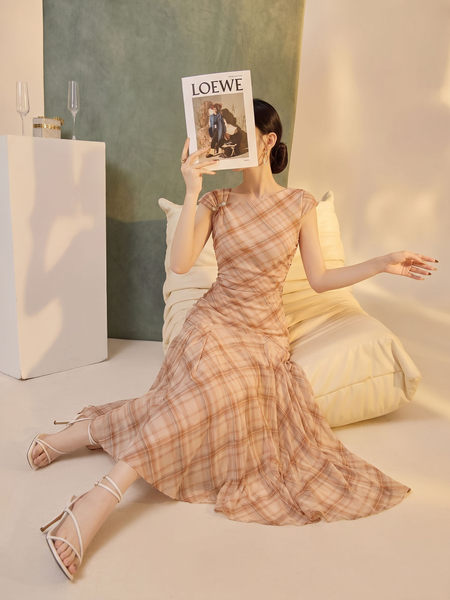 Váy cưới dài sọc chéo vai, thắt lưng nếp gấp lớn — Màu cà phê