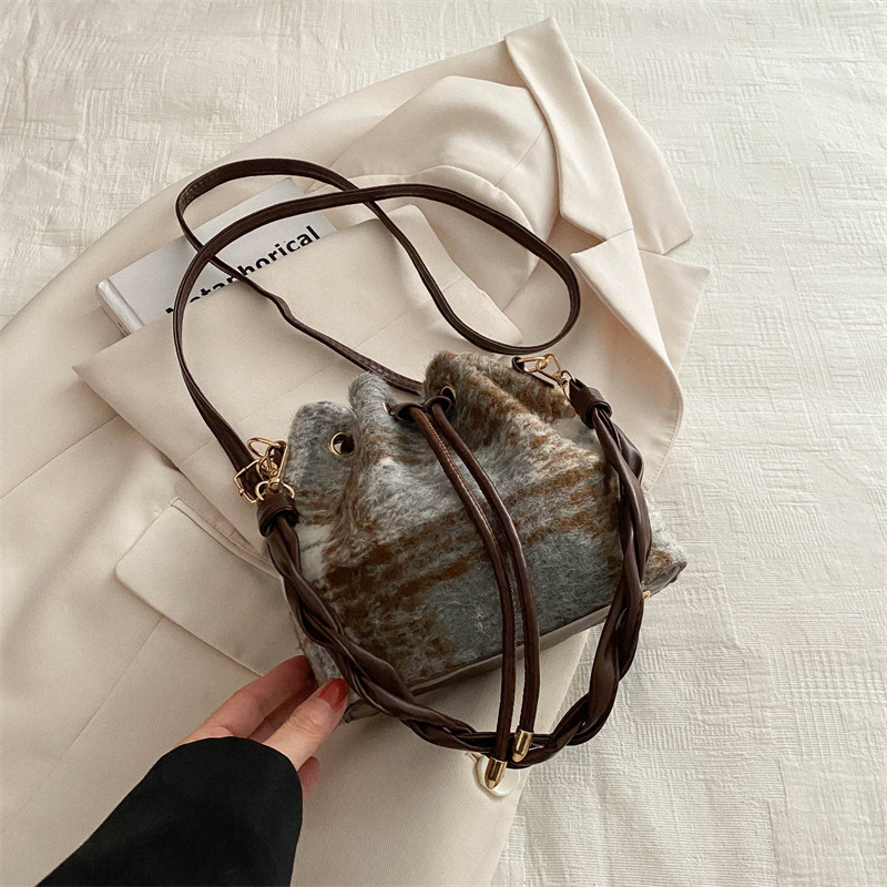 Bolso retrógrado de cuerda de pulsación de invierno 2024 nuevo estilo versátil en un solo hombro bolso de hombro coreano bolso de cubo para mujeres