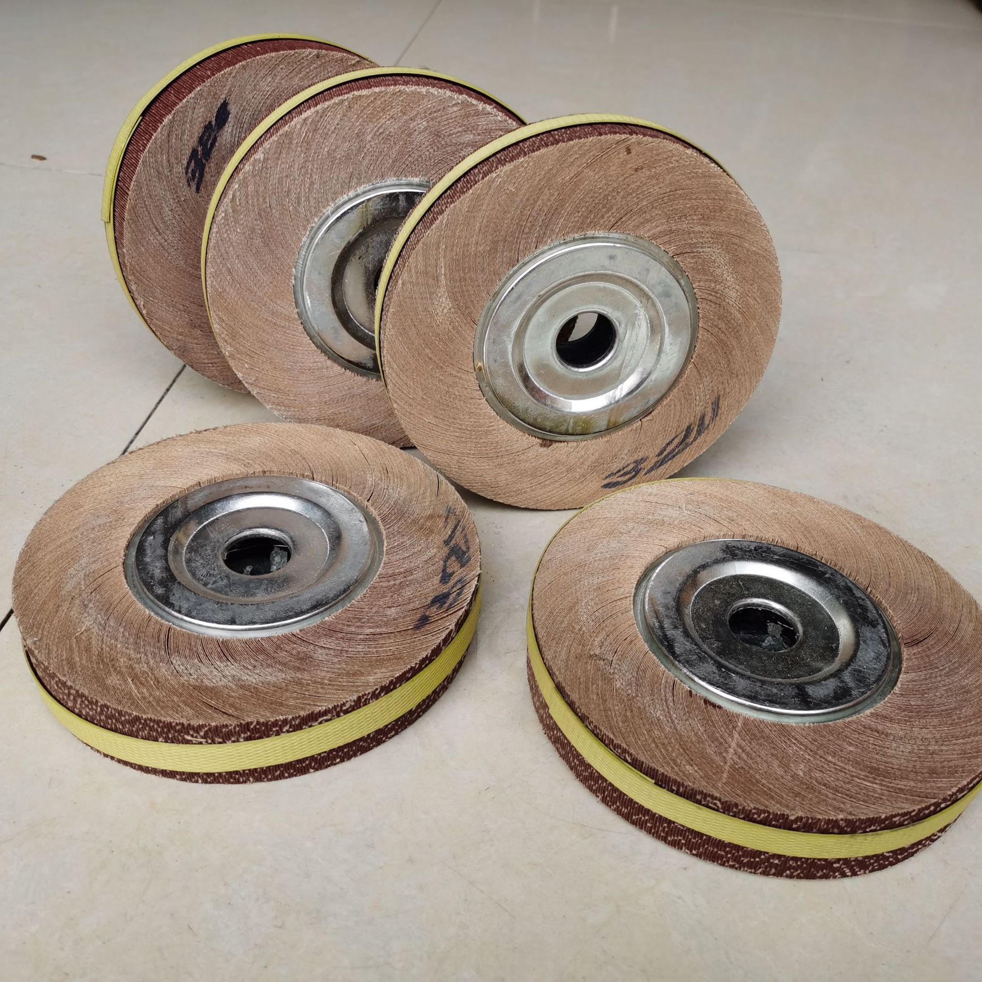 厂家生产打磨美耐皿餐具千页轮密胺餐具抛光叶轮防瓷餐具软布页轮