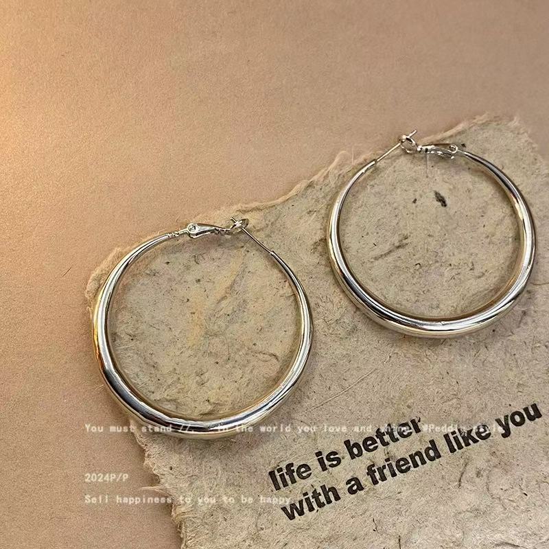 Estilo europeo y americano de metal frío aretes de anillo de estilo femenino lujoso ligero nicho estilo único pernos de orejas exagerados de personalidad