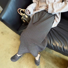 2025秋冬季细条纹后开叉松紧腰百搭显瘦中长款针织裙半身裙子女厚