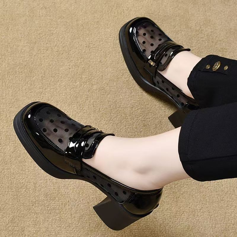 2026 verano para usar zapatos de malla de cuero esmaltado negro medio trapezo para aumentar la altura de los zapatos Lefour huecos transpirables Mueller