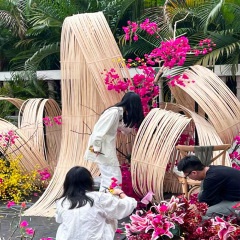 手作りの竹の竹は柔らかい竹の竹を編んで結婚祝いの竹の条を飾って天井のアイデアを飾って花芸の竹の芸品を飾って景を作ります。