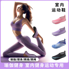 室内のフィットネス靴の女性はジャンプして縄跳びを訓練します。