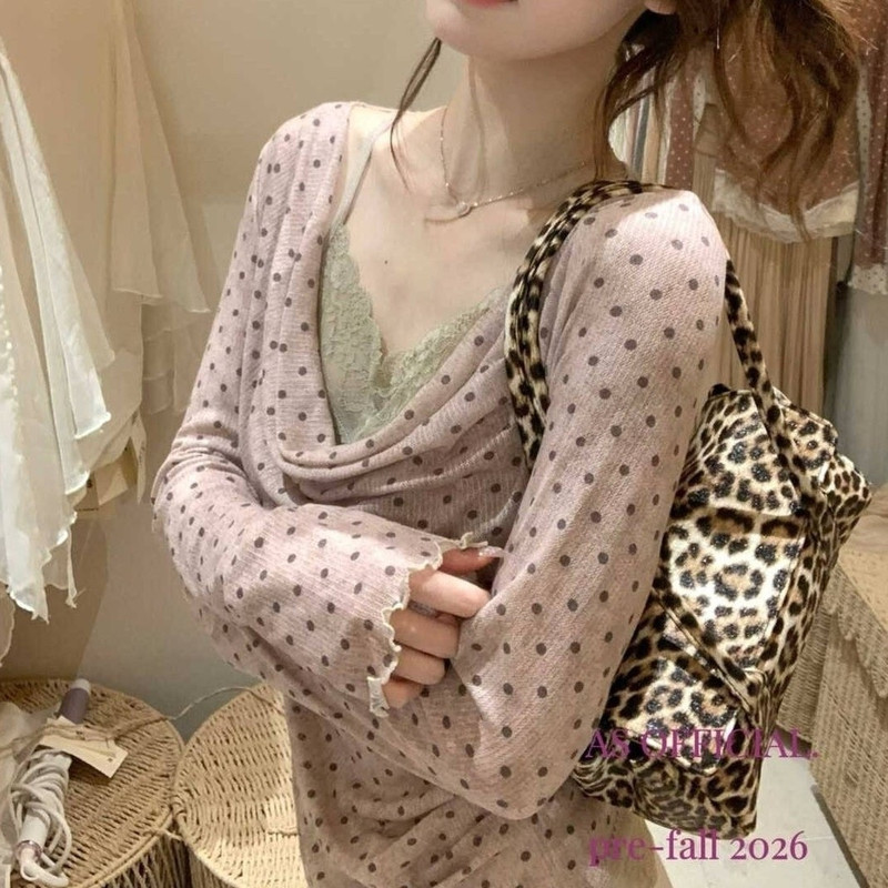 New tops for early autumn 2026: stylish and attractive, with a contrasting color design, faux two-piece lace splicing, polka dot, and a swing collar blouse New tops for early autumn 2026: stylish and attractive, with a contrasting color design, faux two-piece lace splicing, polka dot, and a swing collar blouse