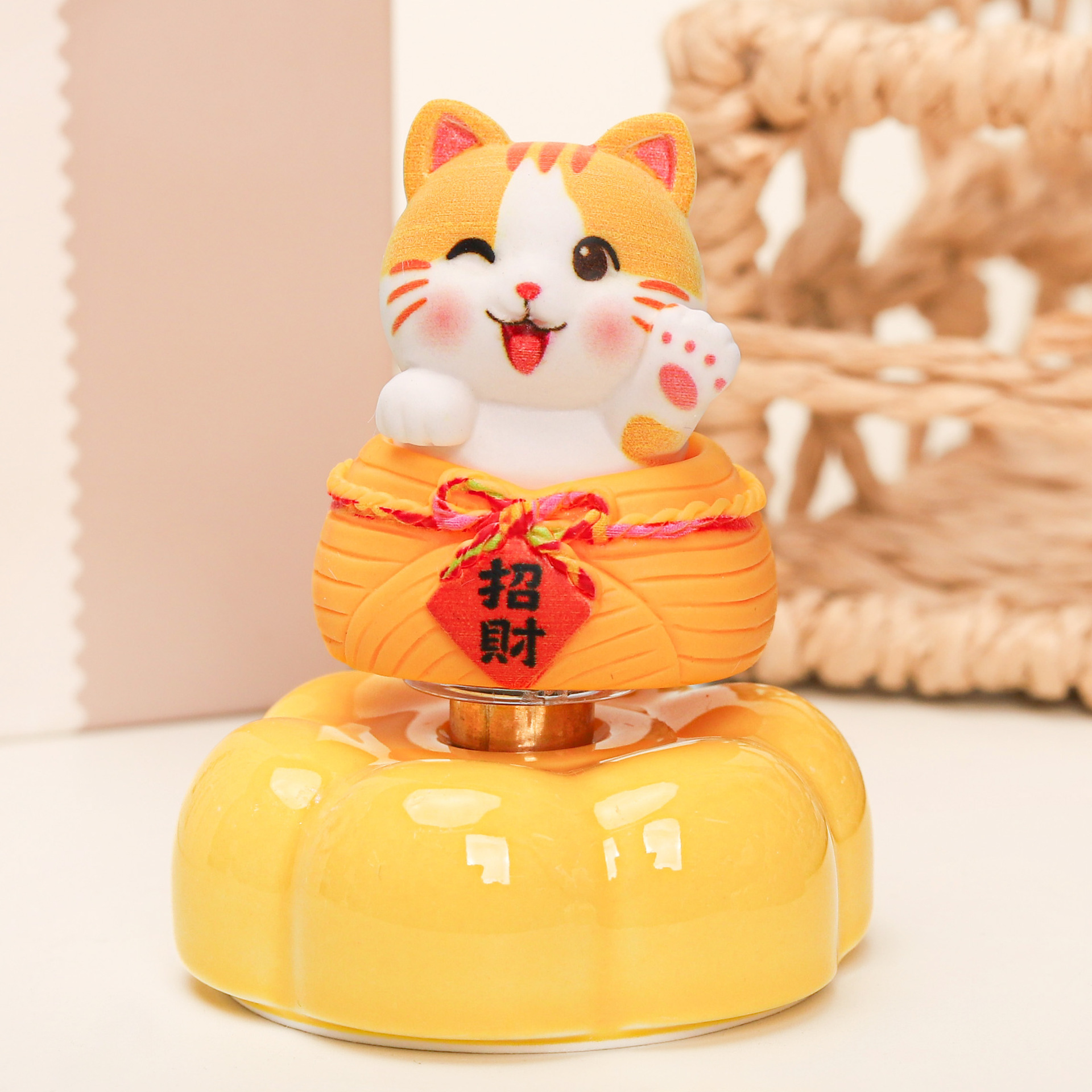 Internet Celebrity Dreamer Capybara Lulu Rotating Car and Desktop Ornament, Gift for Stalls and Giveaways, Wholesale