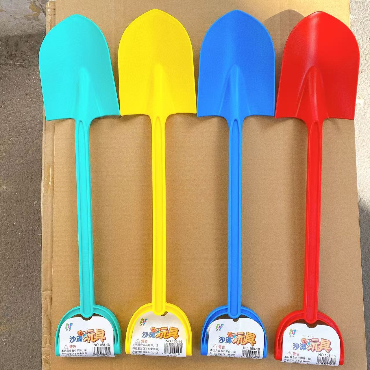 Niños engrosados en una pala grande juguetes de playa de plástico jugar arena excavación de nieve pala alargar juguetes coloridos lotes de agua