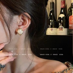 小衆高級感レトロフランスバロック真珠ピアス女性イヤリング気質新型ネット赤通勤耳飾り女性