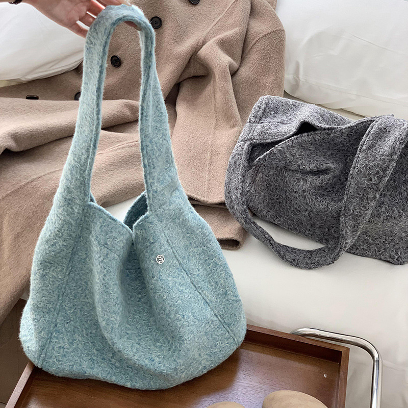 Bolso de hombro para niñas, sentido de alta gama, nicho, gran capacidad, otoño e invierno, bolso de franela de color sólido, bolso de mensajero ins al por mayor