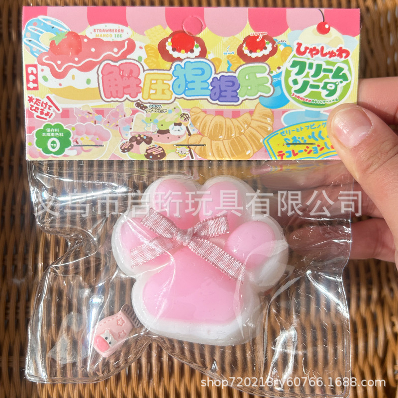 크고 분홍색과 흰색 고양이 발톱