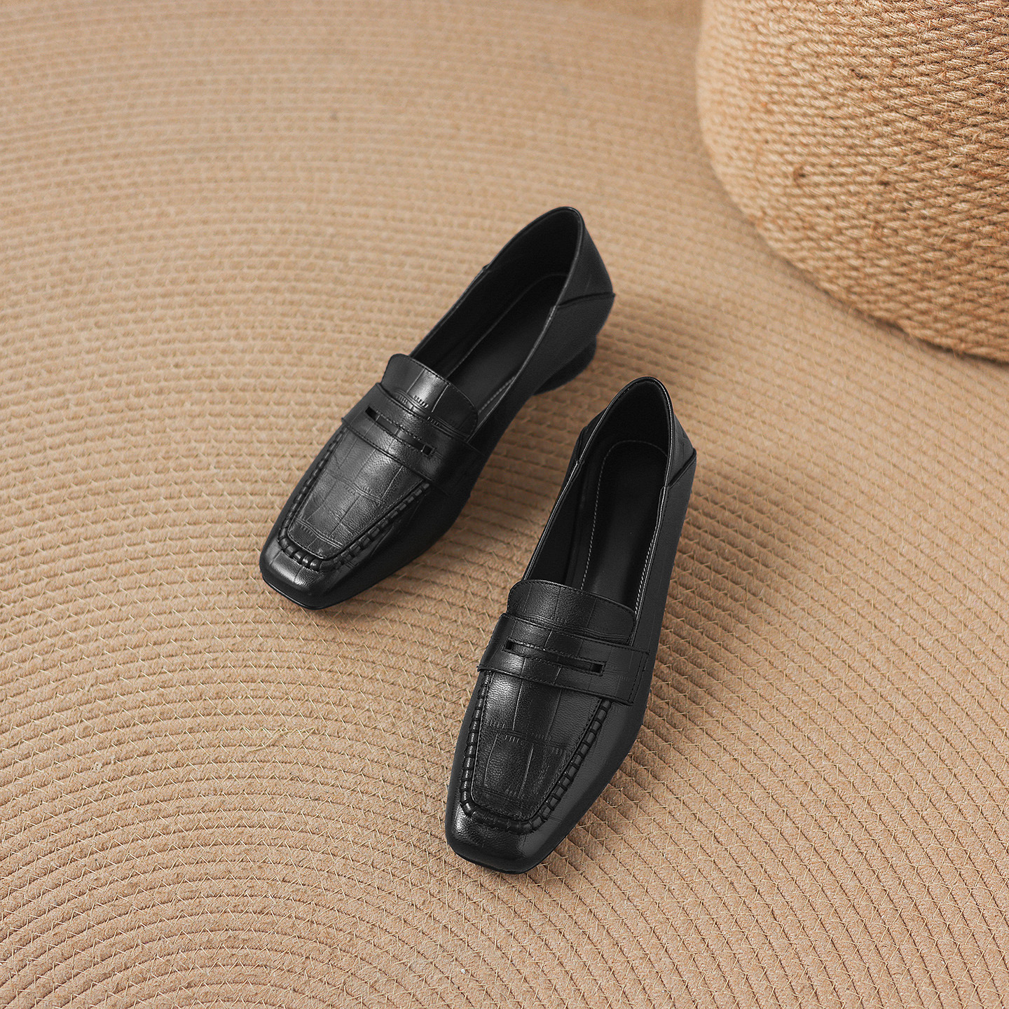 Giày loafer nữ da dê mũi vuông gót thấp cổ điển — đen