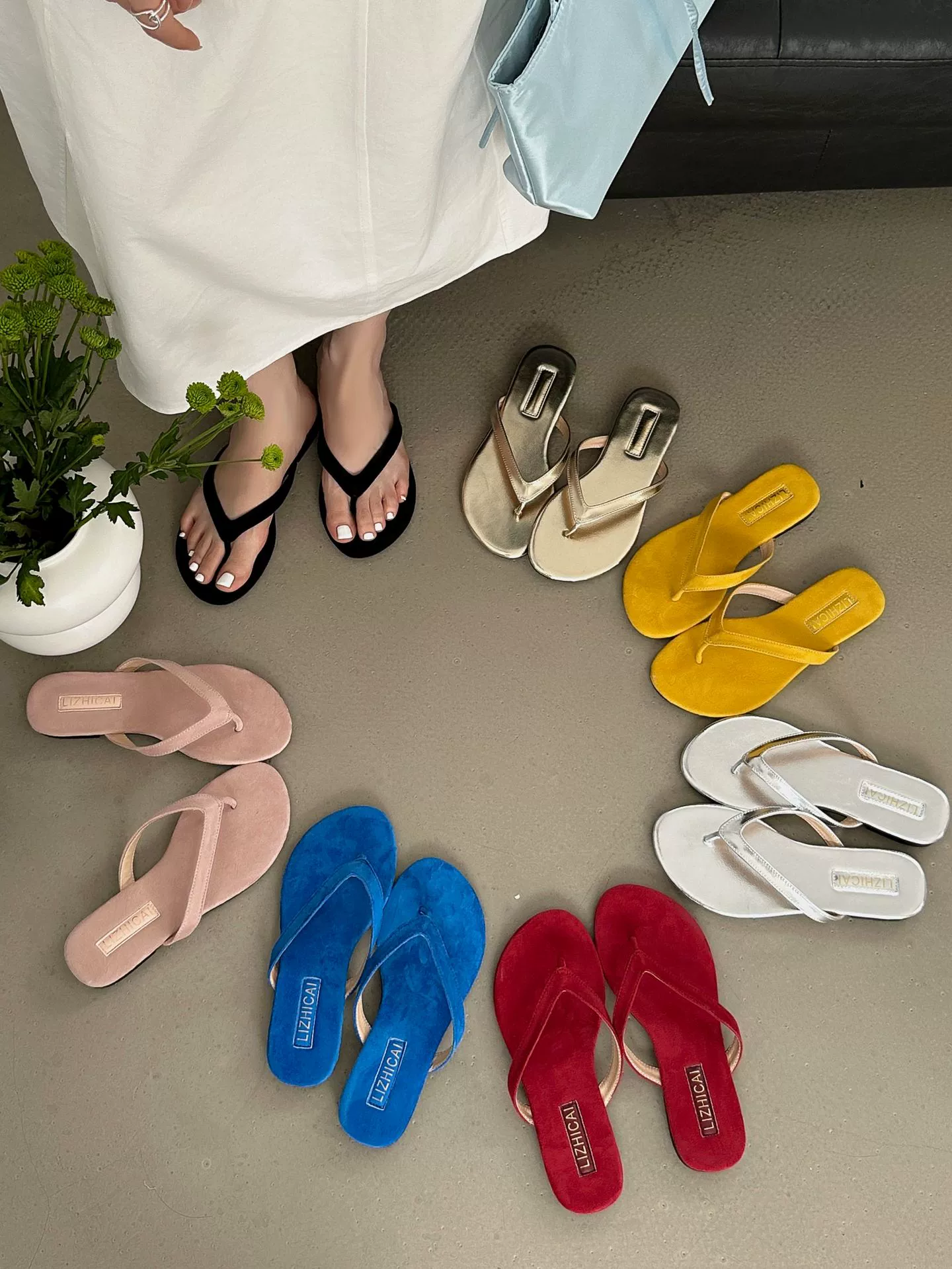 Летние плоские шлепанцы с декором из страз 2024, шлепанцы с декором из страз.