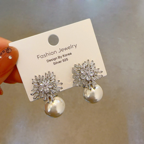 Attractive and high-end snowflake zircon pearl earrings S925 silver needle super flash temperament light luxury earrings for women 33396
