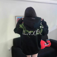 国の潮のブランドの新しい中国式の花卉の刺繍は帽子の衛の女性の春秋のゆったりしている設計感の小さい大衆のカジュアルな百合のコートをつないでいます。