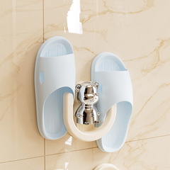 浴室の靴棚は穴を開けないでトイレに靴を掛けて神器トイレの壁のスリッパを収納します。