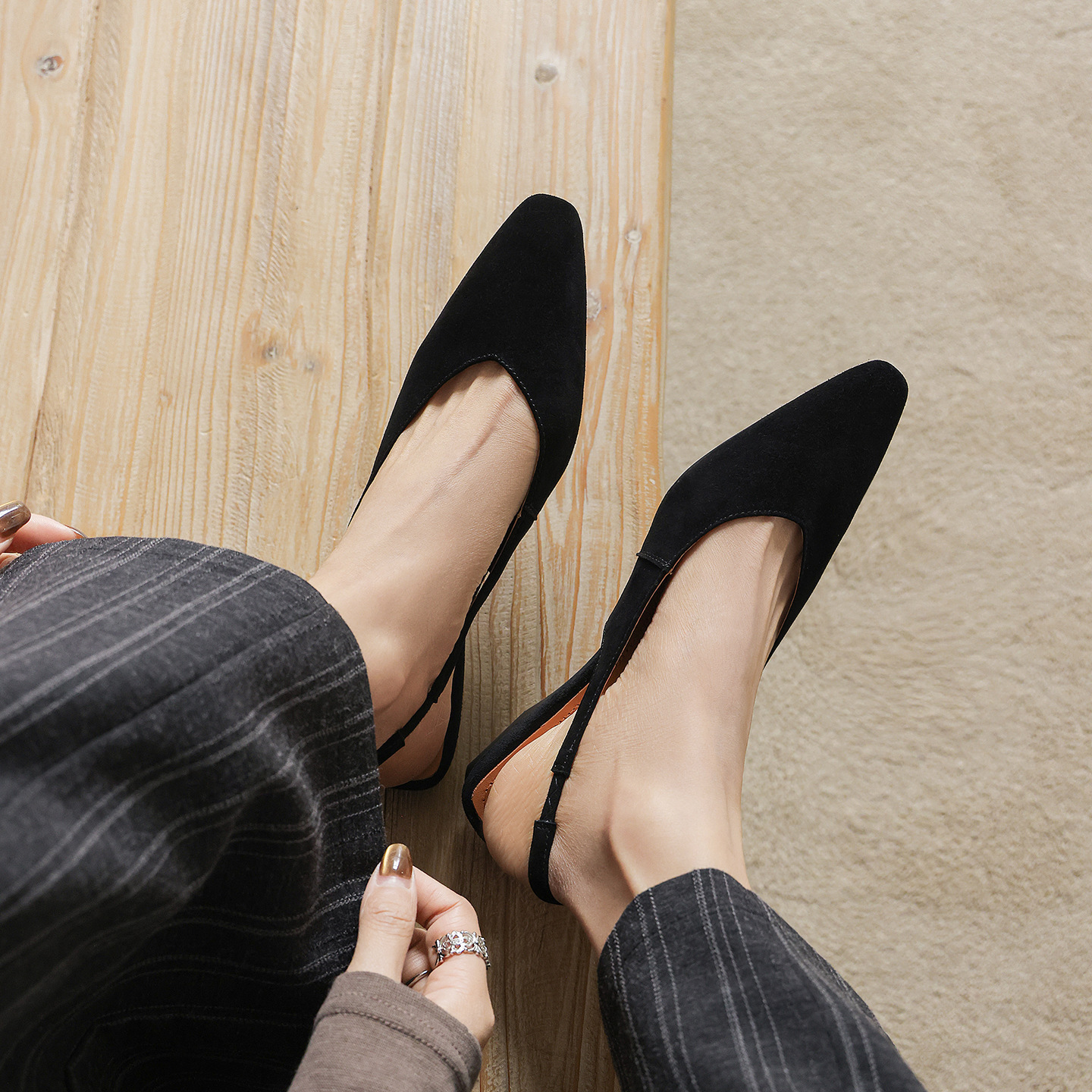 Sandal nữ da bò mũi trùm quai chữ V đế bệt phong cách Hàn Quốc — đen