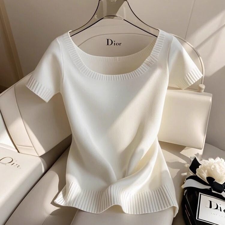 Early Autumn Unique and Stylish Knitwear for Women, Designer-Inspired Niche White Short-Sleeve T-Shirt, Stunning Collarbone Top