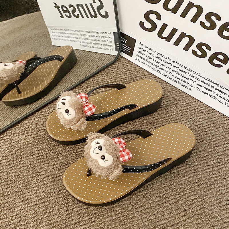 En 2025, el nuevo dibujo animado de punto de onda con suela gruesa trapeador de caracteres chinos en el interior del hogar, zapatillas antideslizantes en el interior, zapatillas frías en el exterior y trapeadores fríos en los pies.