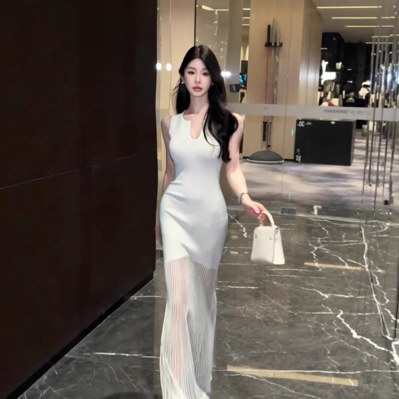 French-Style High-End White Knitted Dress for Women with a Semi-Transparent Fishtail Patchwork Waist and Hip-Hugging Long Skirt French-Style High-End White Knitted Dress for Women with a Semi-Transparent Fishtail Patchwork Waist and Hip-Hugging Long Skirt