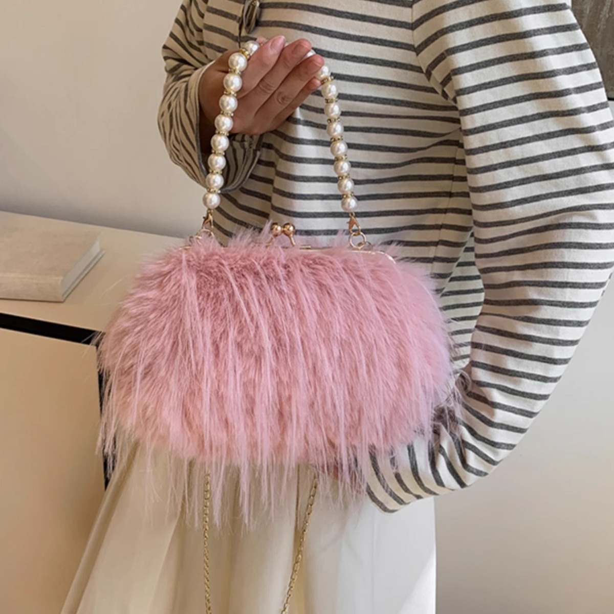 Exquisite furry plush bag messenger bag for women 2024 new autumn and winter plush bag pearl chain handbag_voghion.com