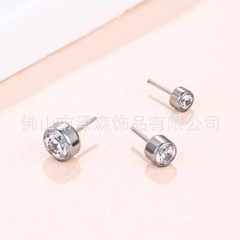 16G labret stud size and finish detail