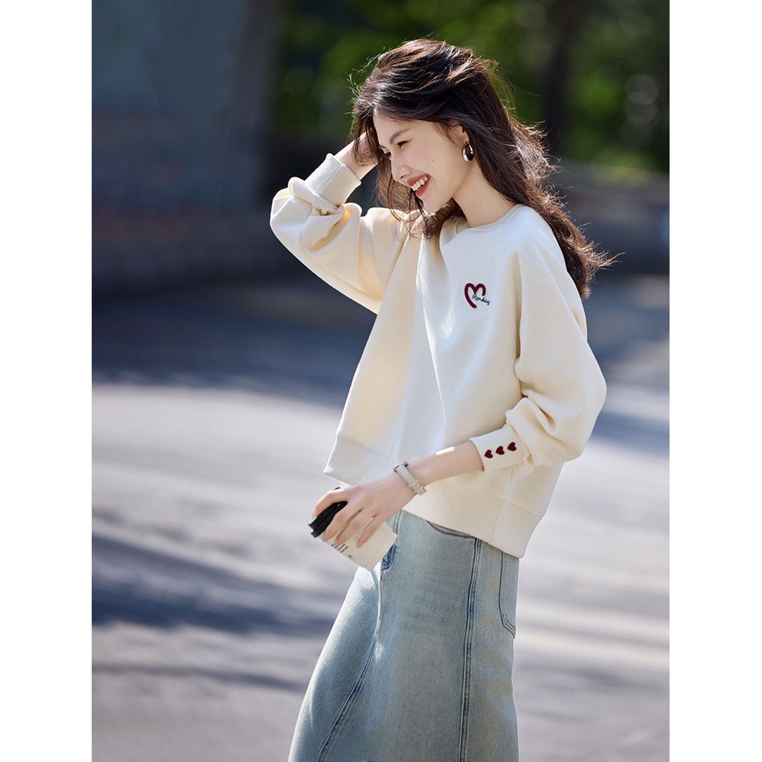Round Neck 2026 Spring and Autumn New Style Petite Heart Embroidery Sweatshirt for Women, Versatile Loose Fit, Age-Reducing, Can Be Worn as an Inner or Outer Layer