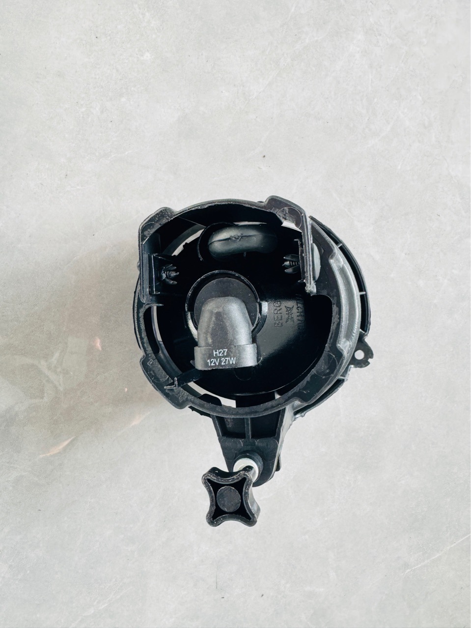 Suitable for Ssangyong Aiteng front fog lamp left 8320121001 right 8320221001