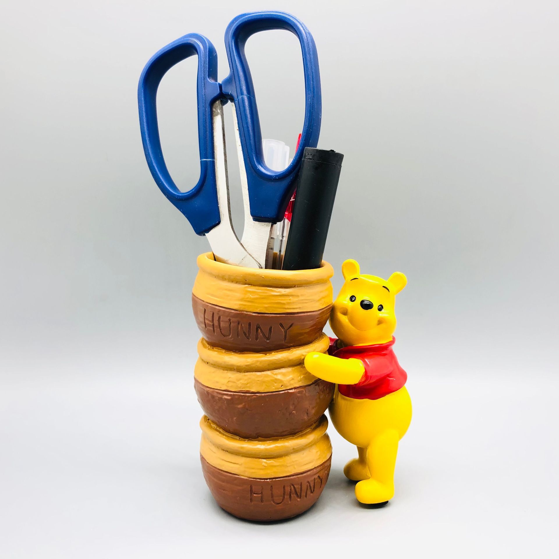 Winnie the Pooh gafas titular del teléfono móvil titular de la pluma de almacenamiento de tres ojos monstruo titular del teléfono móvil adornos de decoración de resina