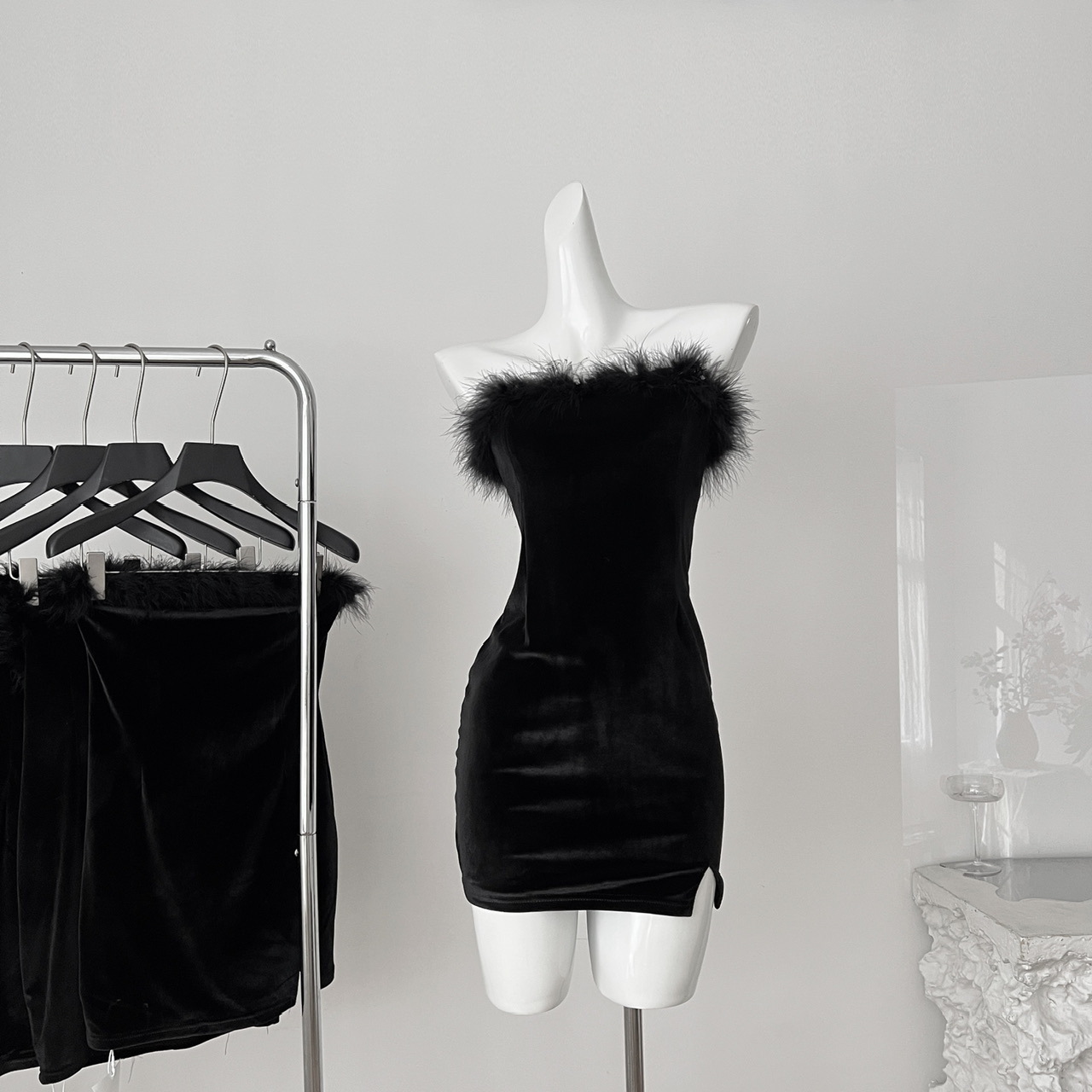 『欣幸』25年秋冬曜夜黑天鹅性感修身毛毛丝绒抹胸裙连衣裙小黑裙