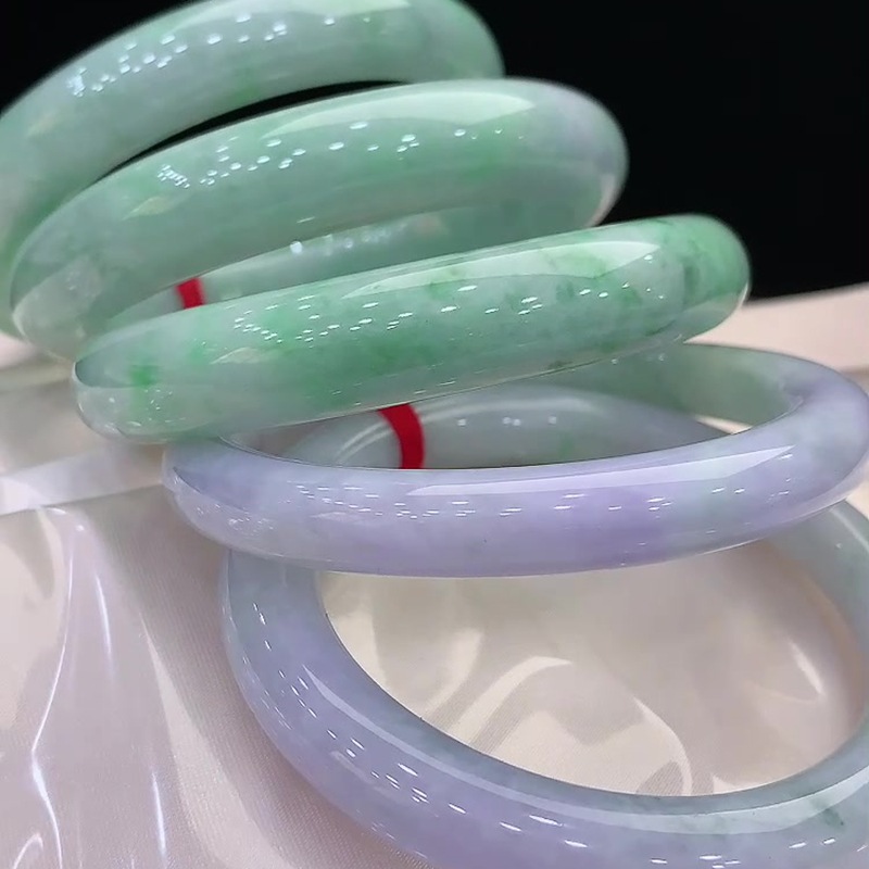 天然翡翠A货珠宝饰品玉质细腻 春彩辣绿翡翠手镯批发