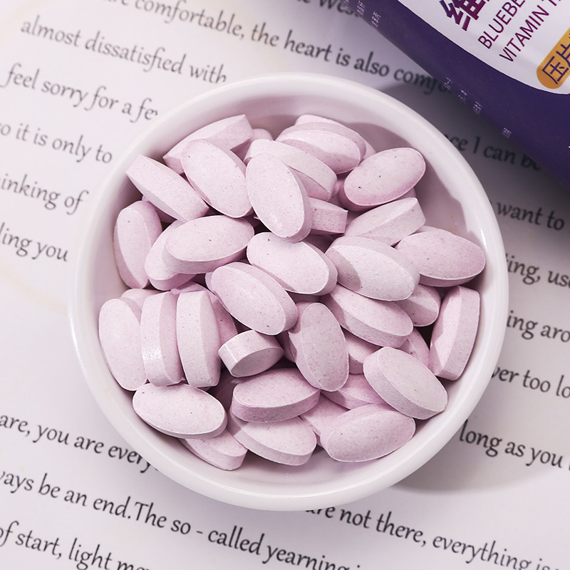 Late summer and early autumn blueberry lutein ester vitamin C tablets to protect the vision of adults, children and adolescents chewable tablets candy