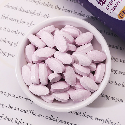 Late summer and early autumn blueberry lutein ester vitamin C tablets to protect the vision of adults, children and adolescents chewable tablets candy