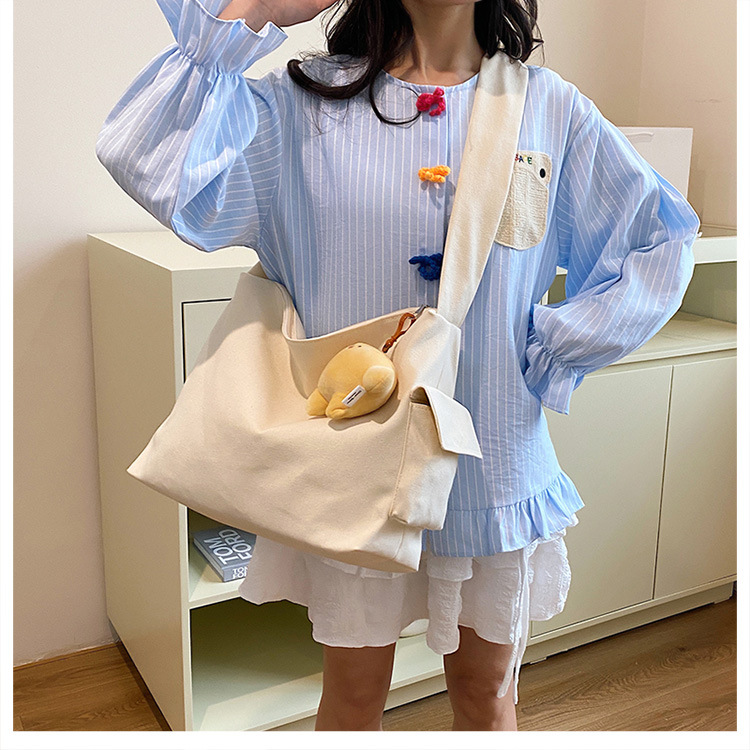 The 2024 new Korean-style simple and laid-back casual canvas crossbody bag and the large-capacity versatile tote bag are selling well Application Scenario