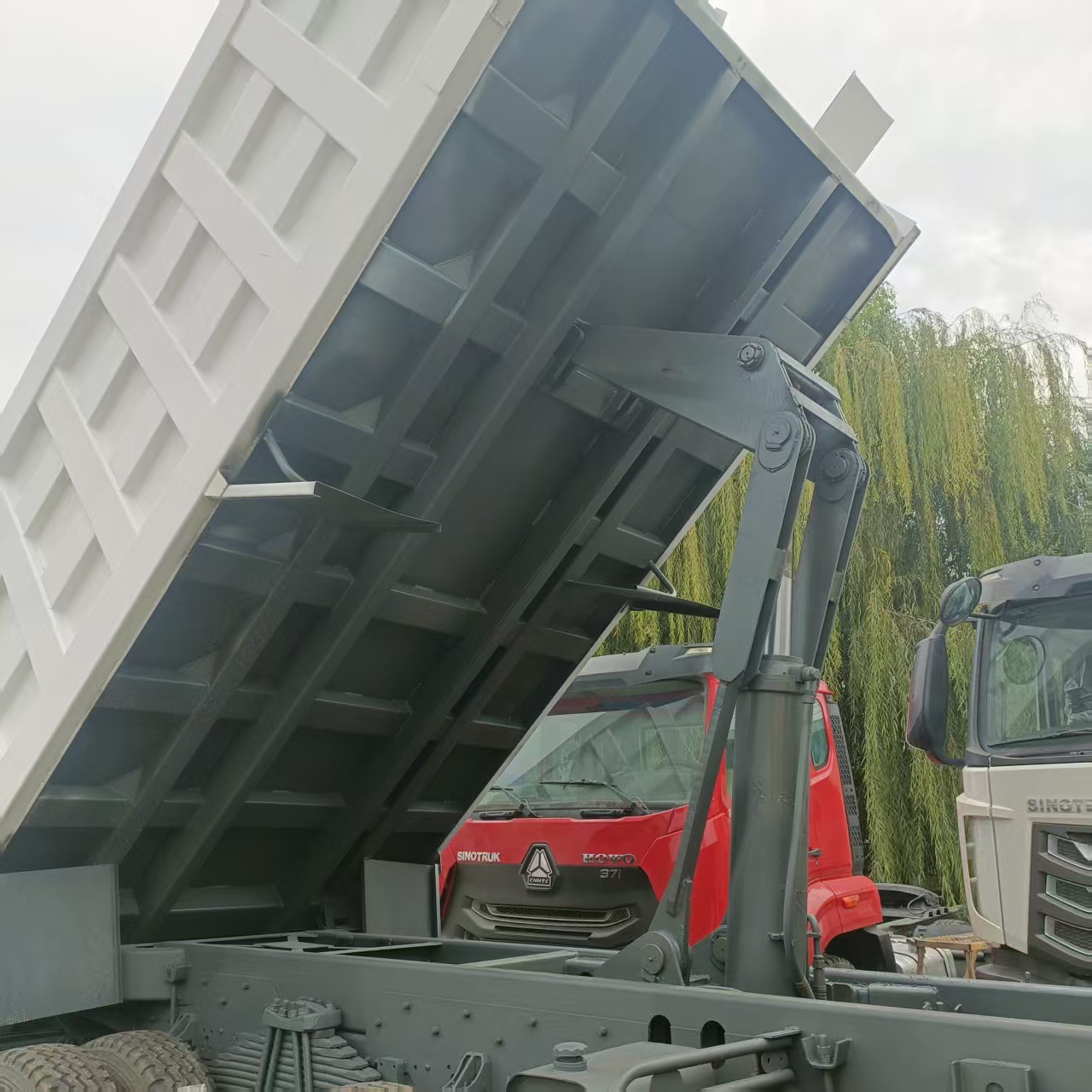 Preparation Factory for Cross-Border African Howo Dump Trucks, Howo 371 Horsepower Dump Truck, Mining Transport Dump Truck