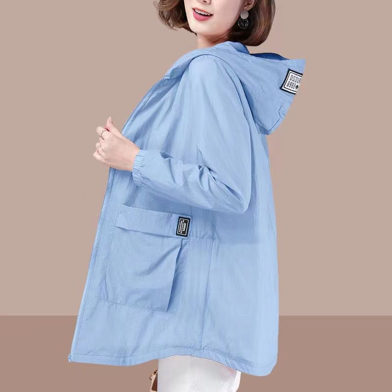 中長サイズの女性のお母さんは日焼け止め服を着て通気性が薄い夏のコートを着て、紫外線を防ぐ長いタイプです|undefined