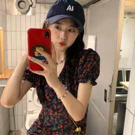 收腰碎花连衣裙女夏季黑色修身V领气质初恋短裙港味复古chic裙子