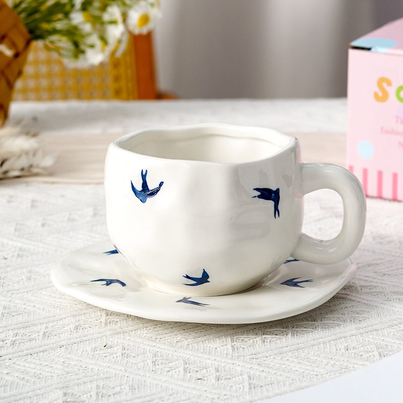 Hermoso conjunto de tazas de café y platos Regalos comerciales Irregulares tazas de desayuno transfronterizas de cerámica Pastoral pintada a mano esmaltada