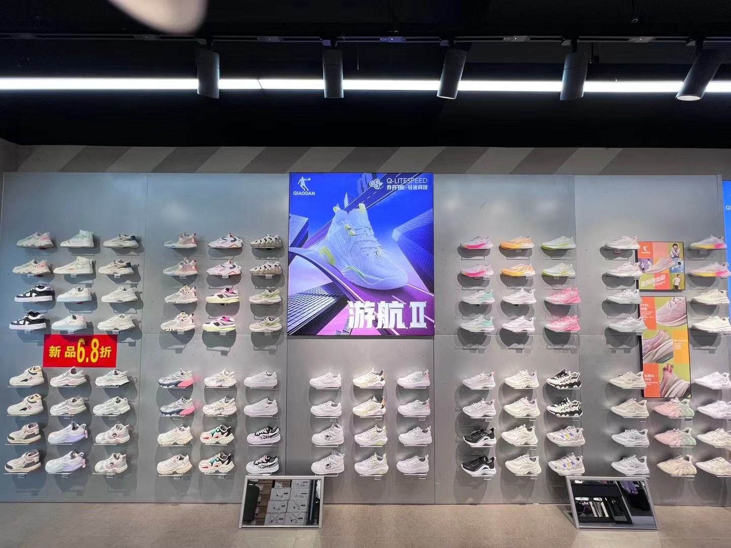 Mujeres y mujeres transfronterizas marca deportiva de ropa de exhibición estante de exhibición multicapa tienda de colgar percha de ropa estante de exhibición de ropa