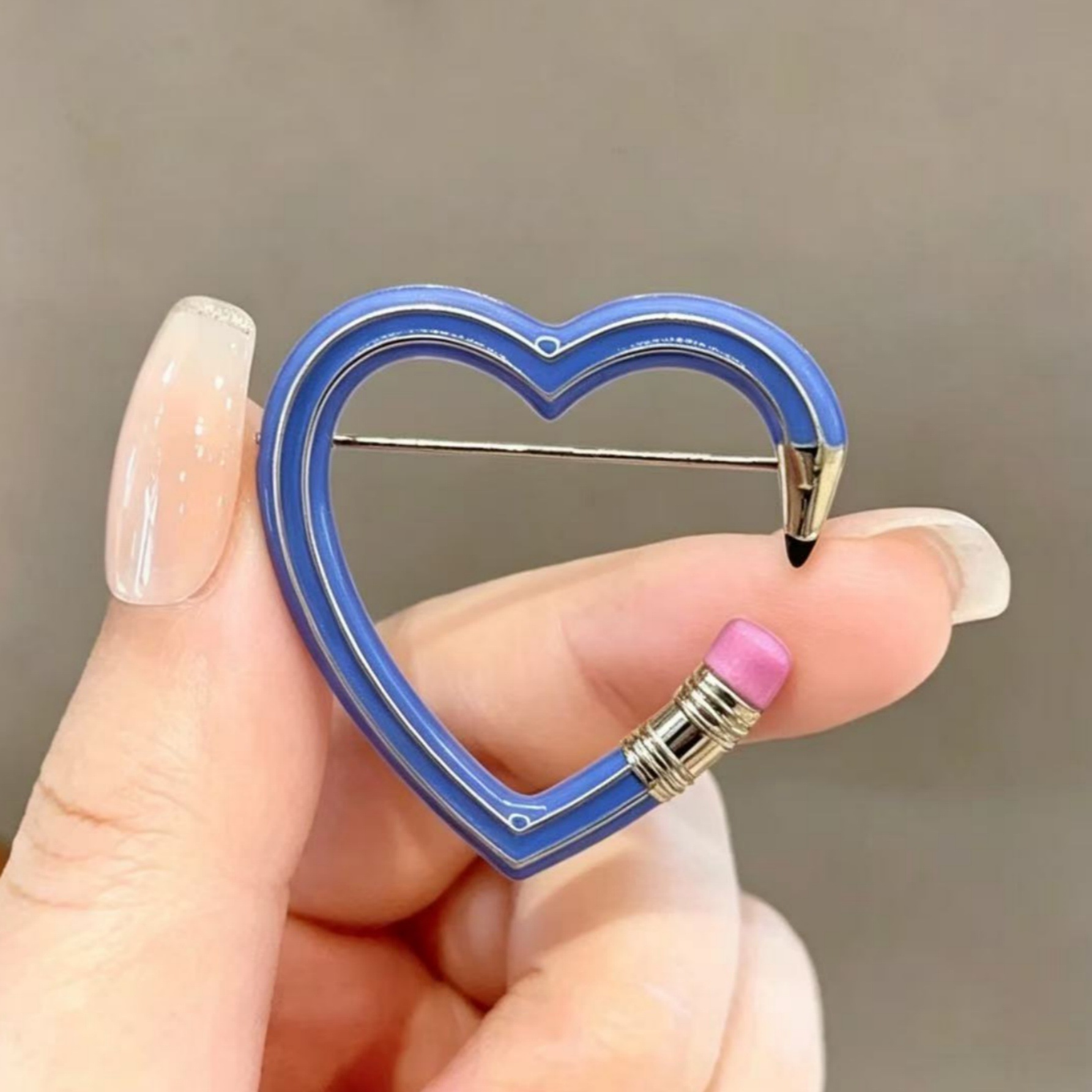 Cross-border best-selling creative heart-shaped pencil brooch, fun hollow-out enamel pin, niche cute item available for wholesale